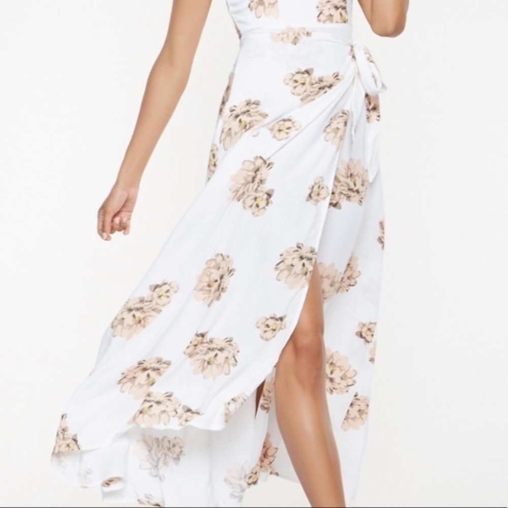 ❣️ Sale was $50 down sizing ❣️ Beautiful wrap dress - Picture 4 of 5
